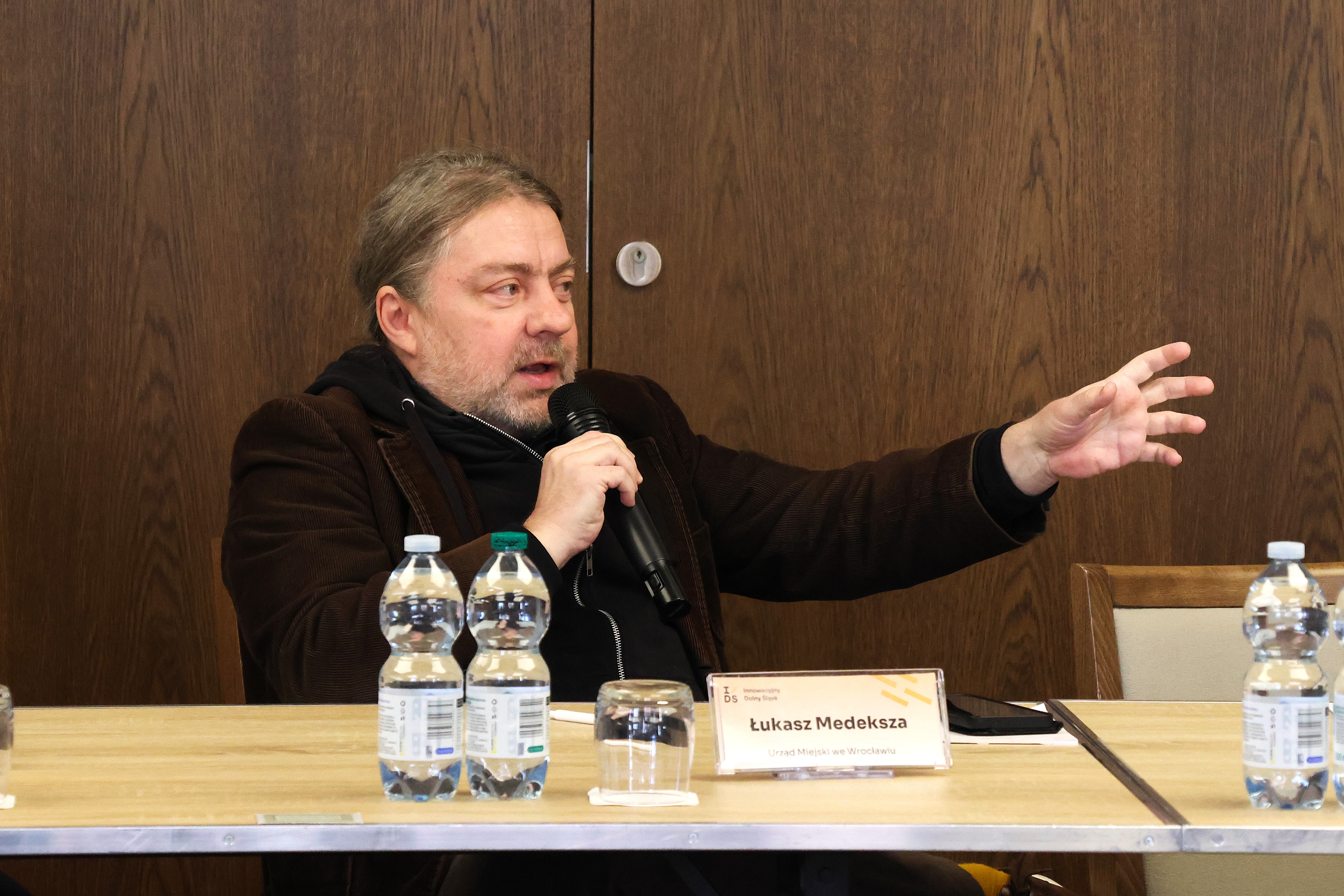Łukasz Medeksza (Urząd Miejski we Wrocławiu) podczas wypowiedzi na spotkaniu
