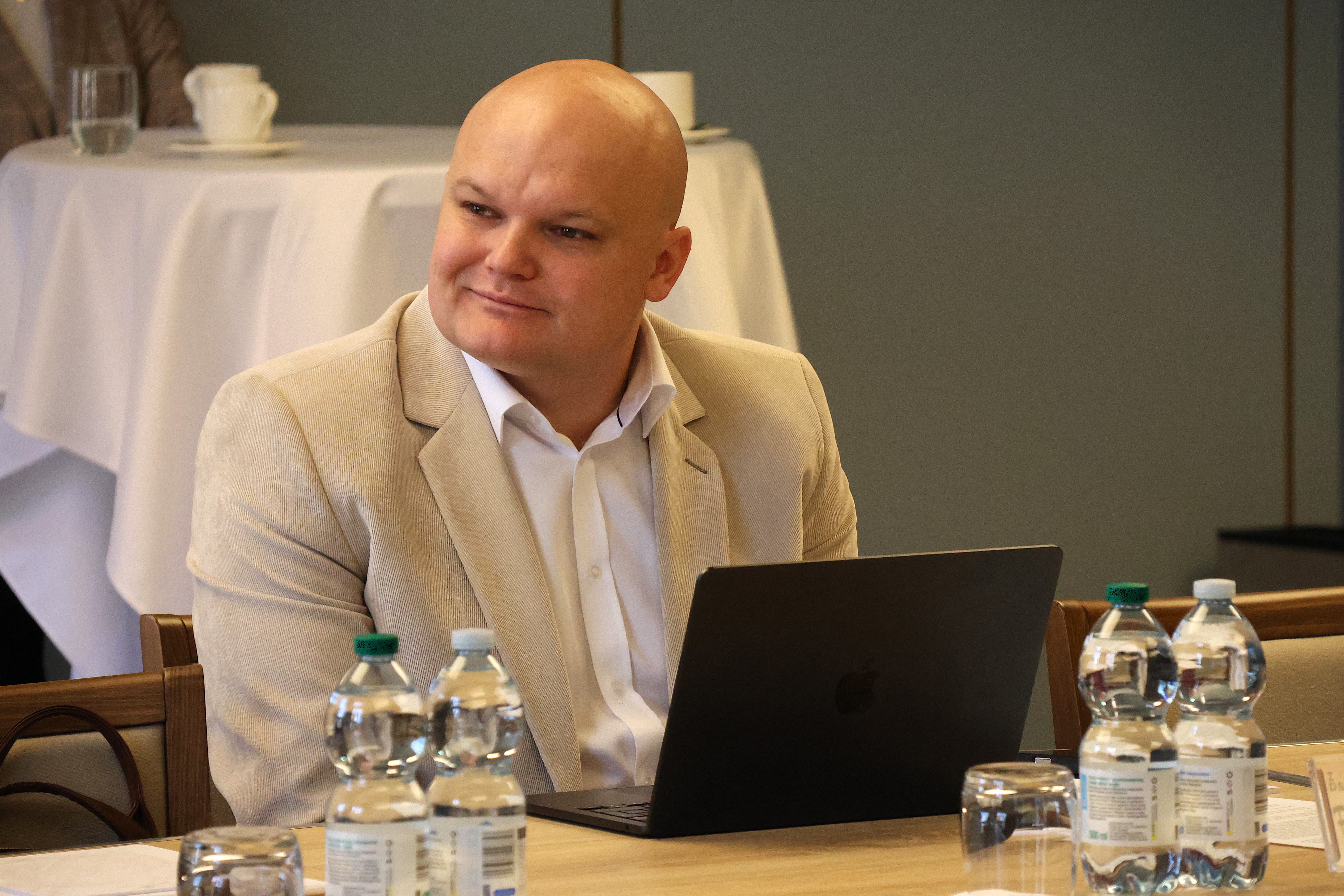 Paweł Łopatka (Fundacja Think Tank Marka Polska) podczas dyskusji przy stole eksperckim