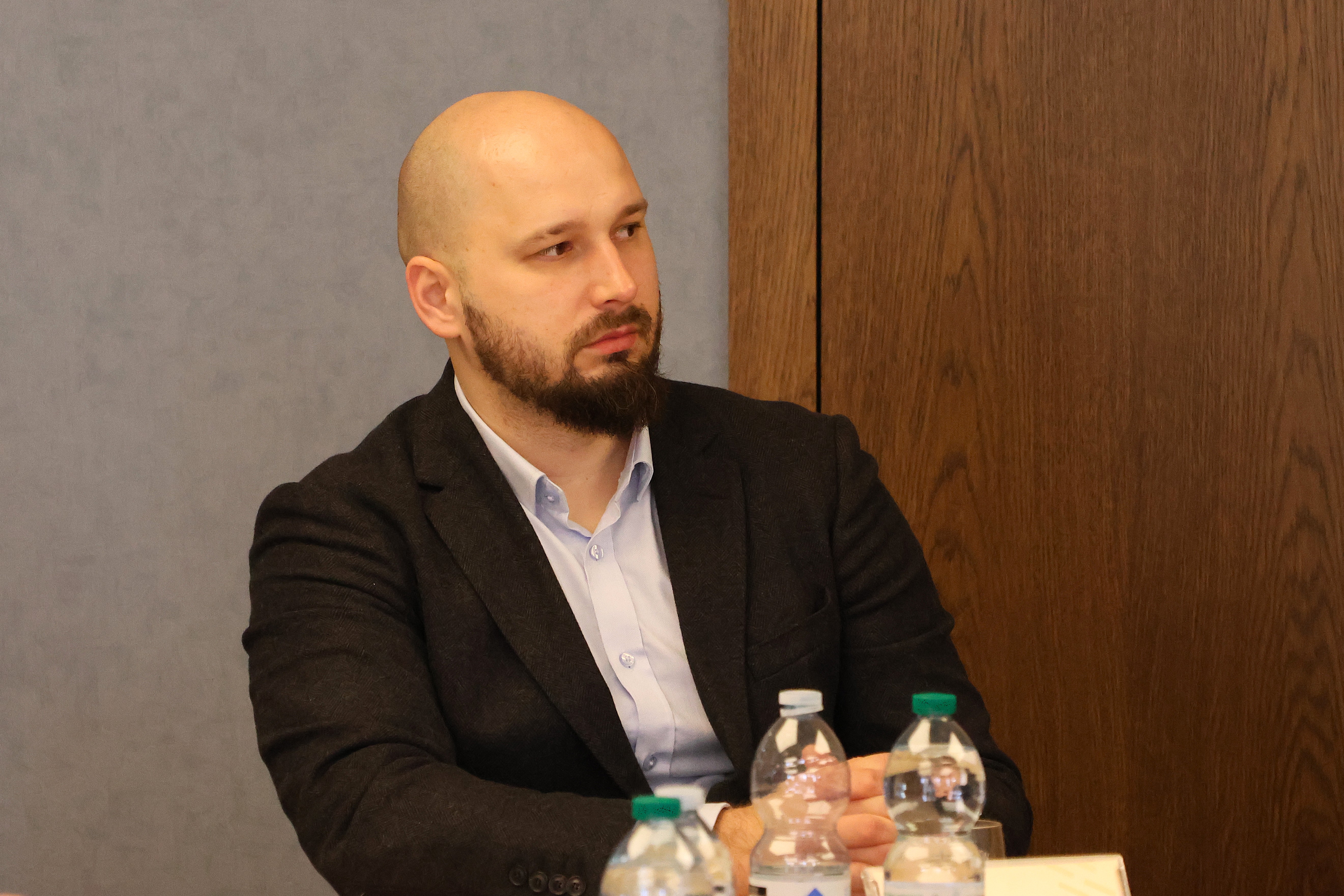 Remigiusz Szczytko (Wrocławski Park Technologiczny S.A.) podczas dyskusji przy stole eksperckim