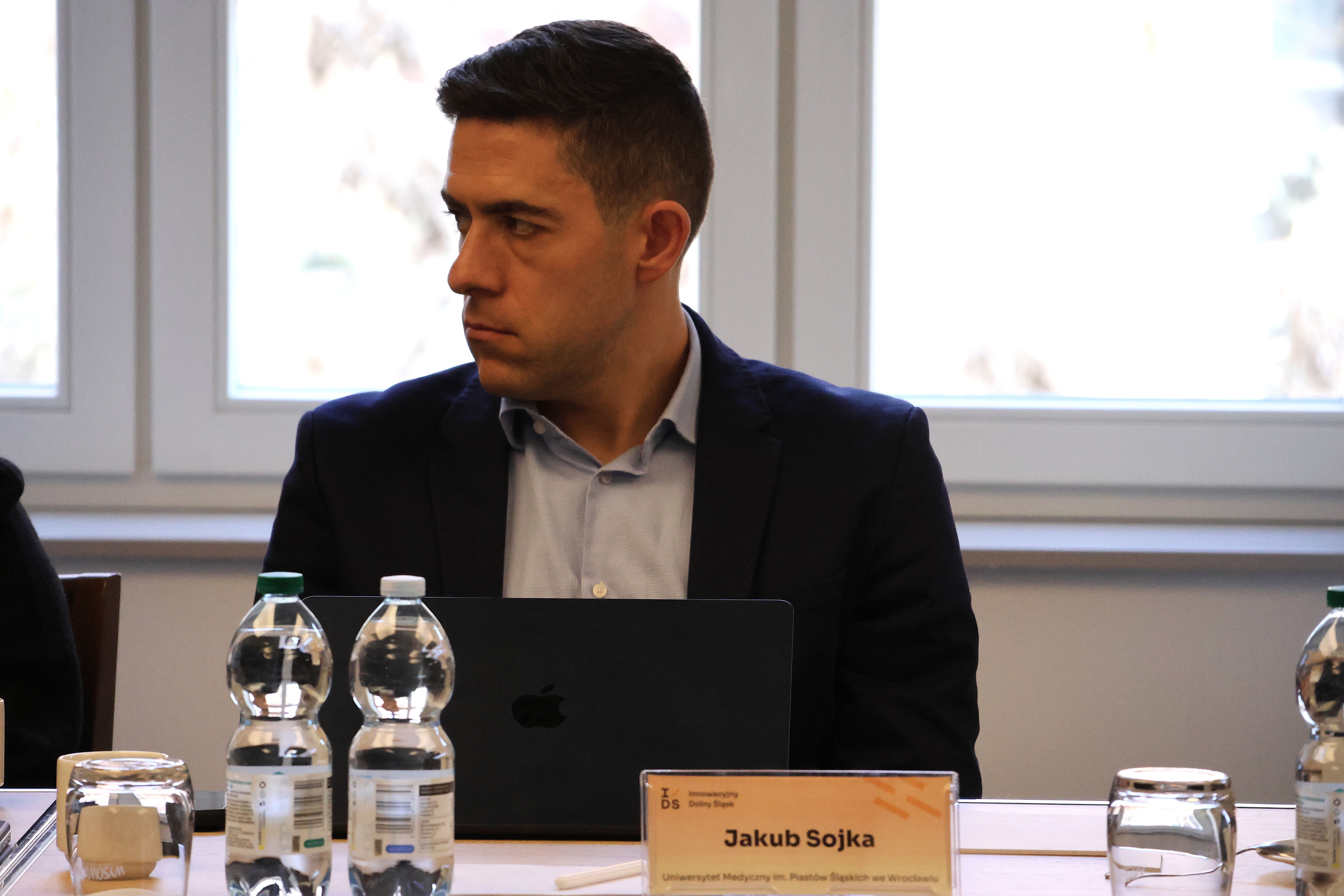 Jakub Sojka (Uniwersytet Medyczny im. Piastów Śląskich we Wrocławiu) podczas dyskusji przy stole eksperckim