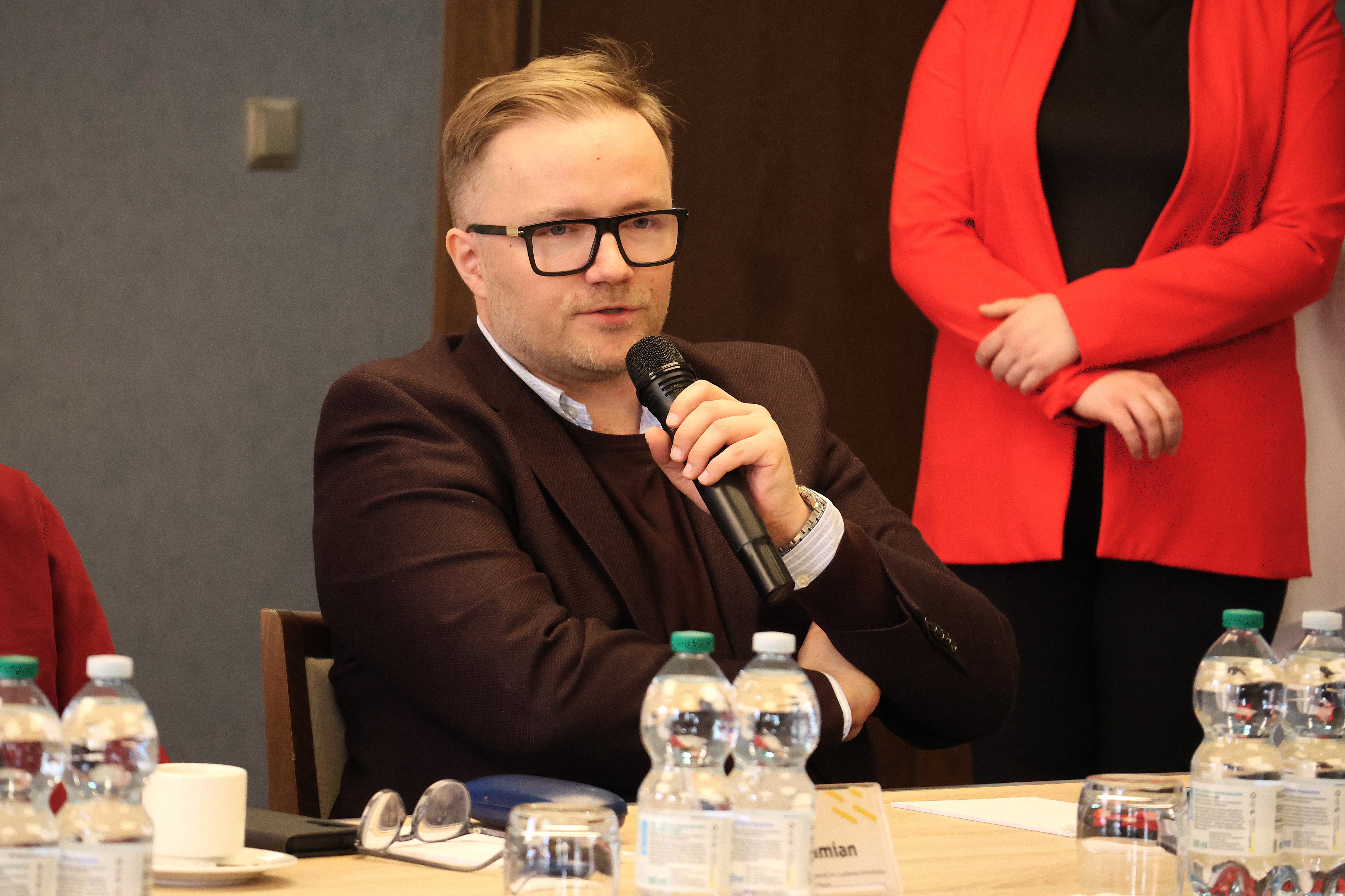 Kamil Trawka (Loża Dolnośląska BCC) podczas wypowiedzi na spotkaniu