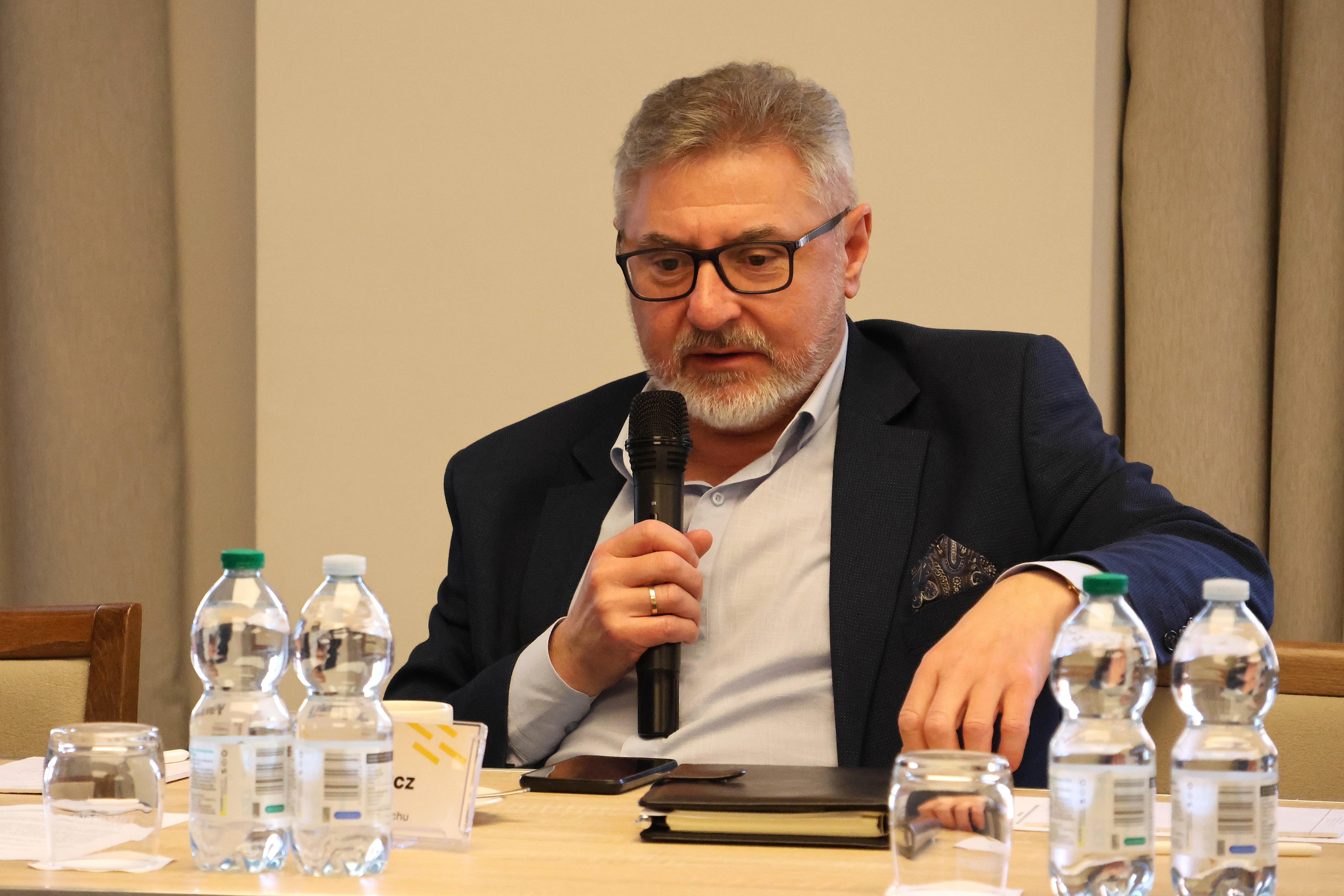 Artur Sawrycz (Urząd Miejski w Wałbrzychu) podczas wypowiedzi na spotkaniu