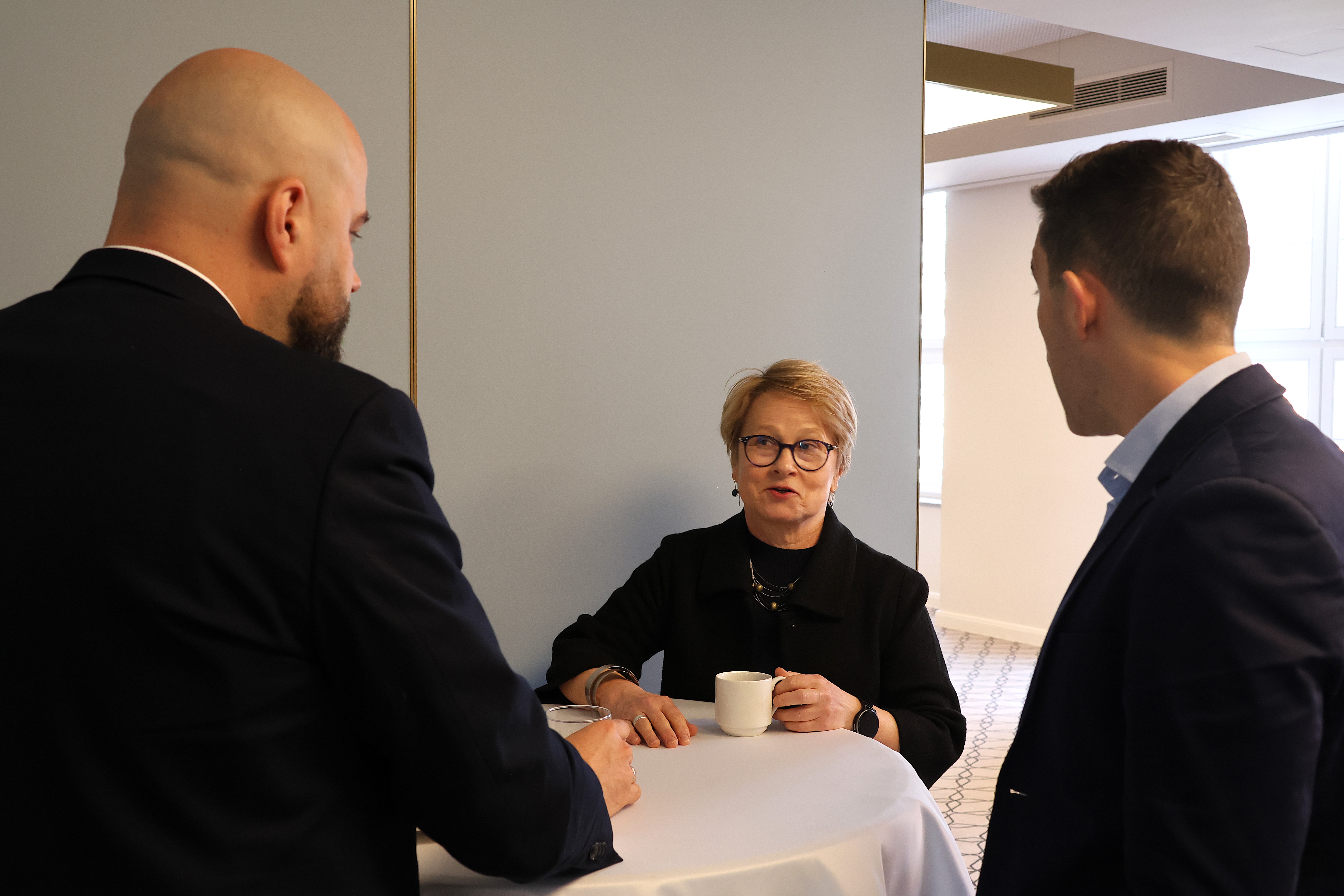 Uczestnicy spotkania Grupy Ekspertów ds. DSI 2030 podczas rozmów kuluarowych