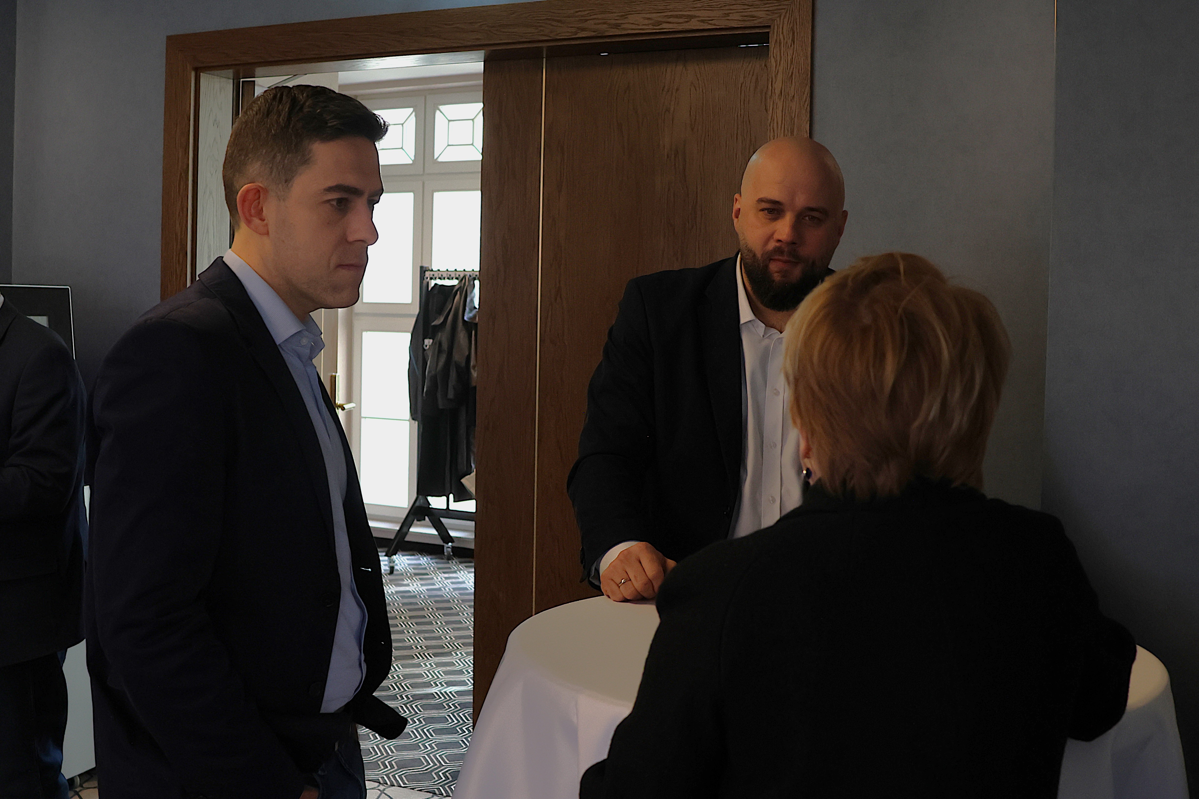 Uczestnicy spotkania Grupy Ekspertów ds. DSI 2030 podczas rozmów kuluarowych