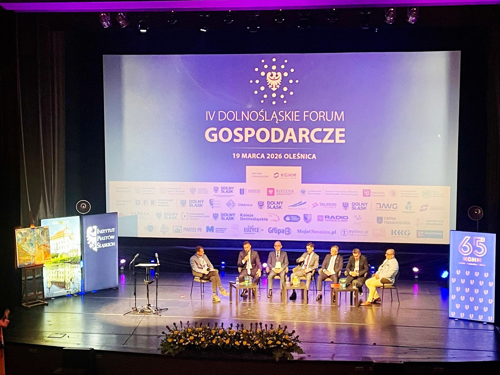 Widok na scenę podczas panelu dyskusyjnego "Innowacyjny Dolny Śląsk - jak nowoczesne technologie wspierają bezpieczeństwo regionu?