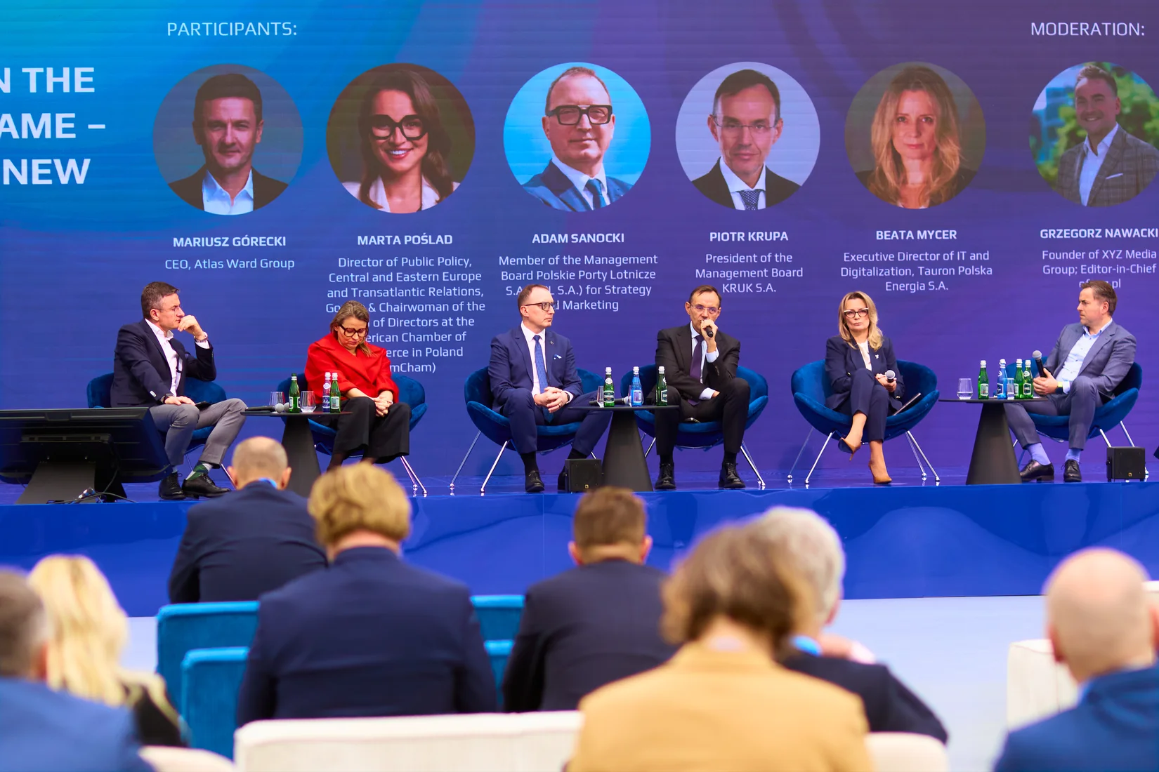 Ludzie za stołem konferencyjnym
