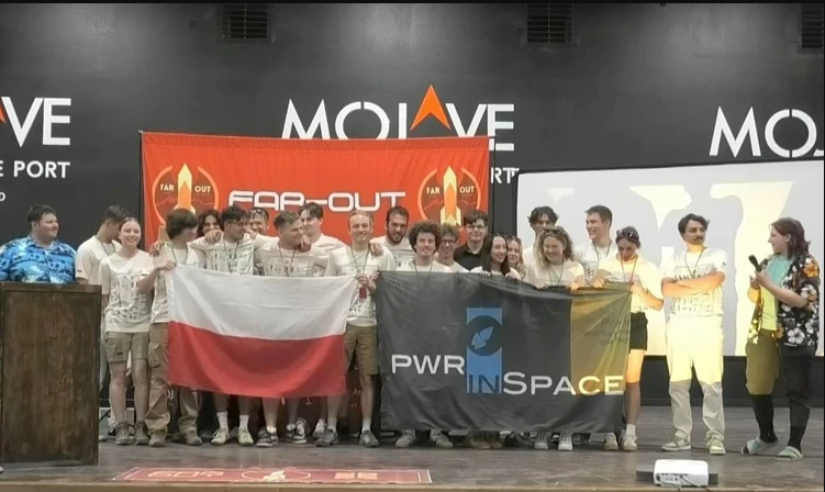 Studenci z polską flagą.