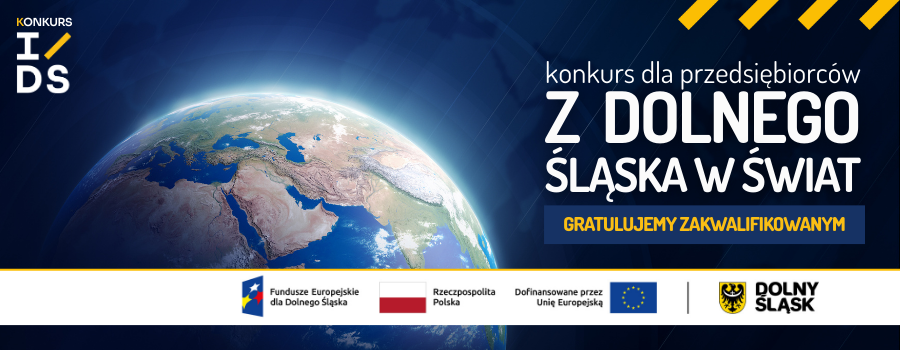 Grafika promująca konkurs dla przedsiębiorców z Dolnego Śląska. Po lewej stronie widać fragment kuli ziemskiej na tle granatowego kosmicznego nieba. W prawym górnym rogu duży biały napis: „konkurs dla przedsiębiorców Z DOLNEGO ŚLĄSKA W ŚWIAT”. Poniżej żółty napis na niebieskim tle: „GRATULUJEMY ZAKWALIFIKOWANYM”. W lewym górnym rogu logo konkursu IDS. Na dole umieszczony biały pasek z logotypami: Fundusze Europejskie dla Dolnego Śląska, Rzeczpospolita Polska, Unia Europejska oraz Dolny Śląsk.