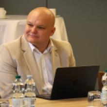 Paweł Łopatka (Fundacja Think Tank Marka Polska) podczas dyskusji przy stole eksperckim