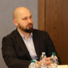 Remigiusz Szczytko (Wrocławski Park Technologiczny S.A.) podczas dyskusji przy stole eksperckim