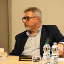 Artur Sawrycz (Urząd Miejski w Wałbrzychu) podczas dyskusji przy stole eksperckim