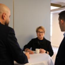 Uczestnicy spotkania Grupy Ekspertów ds. DSI 2030 podczas rozmów kuluarowych