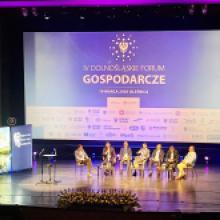 Widok na scenę podczas panelu dyskusyjnego "Innowacyjny Dolny Śląsk - jak nowoczesne technologie wspierają bezpieczeństwo regionu?