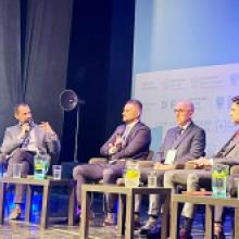 Zbliżenie na panelistów rozmowy o innowacjach Dolnego Śląska. Na zdjęciu widać moderatora Łukasza Czajkowskiego oraz Michała Rado - Wicemarszałek Województwa Dolnoślaśkiego